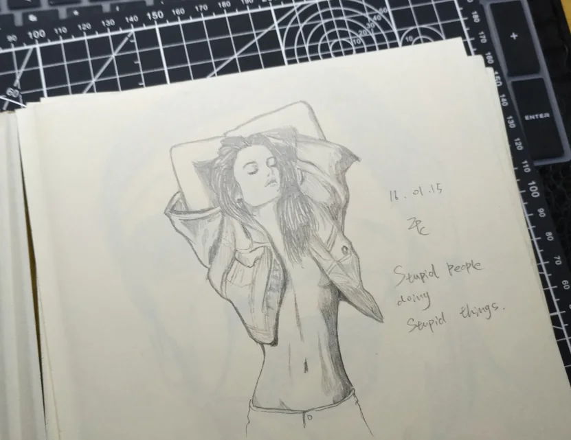 戴帽女性角色的全身速写